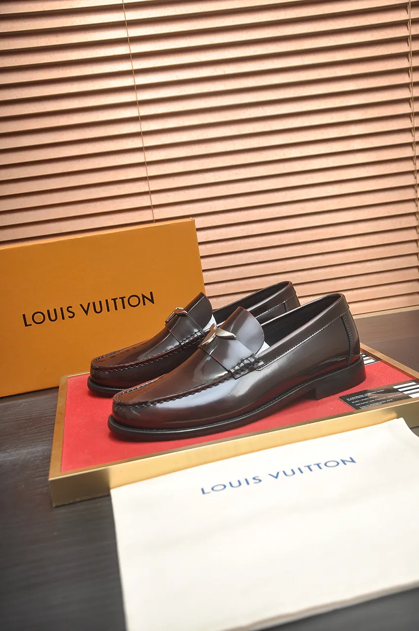 Men's men's shoes 💰560💶 [LV] (original single cowhide lining) 🍀LV's latest genuine leather business suit shoes are launched simultaneously on the official website. The first-layer cowhide imported from Italy is made of heavy gold, 💥1:1 rubber outsole from the official website. Versatile to wear, high-end without losing class, and the color combination is extraordinary. This four-season style is alluring when worn on your feet, showing off your big-name flair. Standard code 38-44 (45 customized)